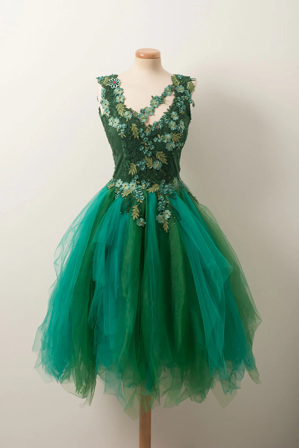 Unique v neck green tulle lace short homecoming dress