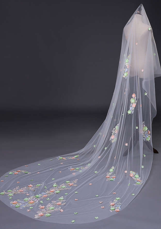 One-tier Cathedral Bridal Veils With Applique Flower