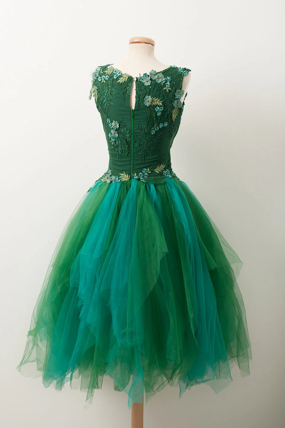 Unique v neck green tulle lace short homecoming dress