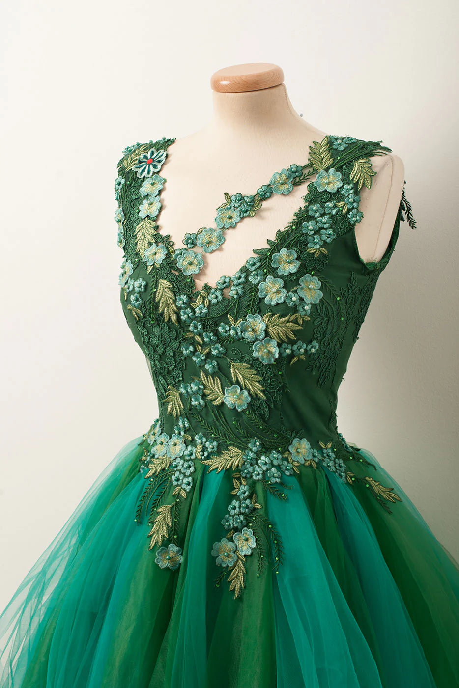 Unique v neck green tulle lace short homecoming dress