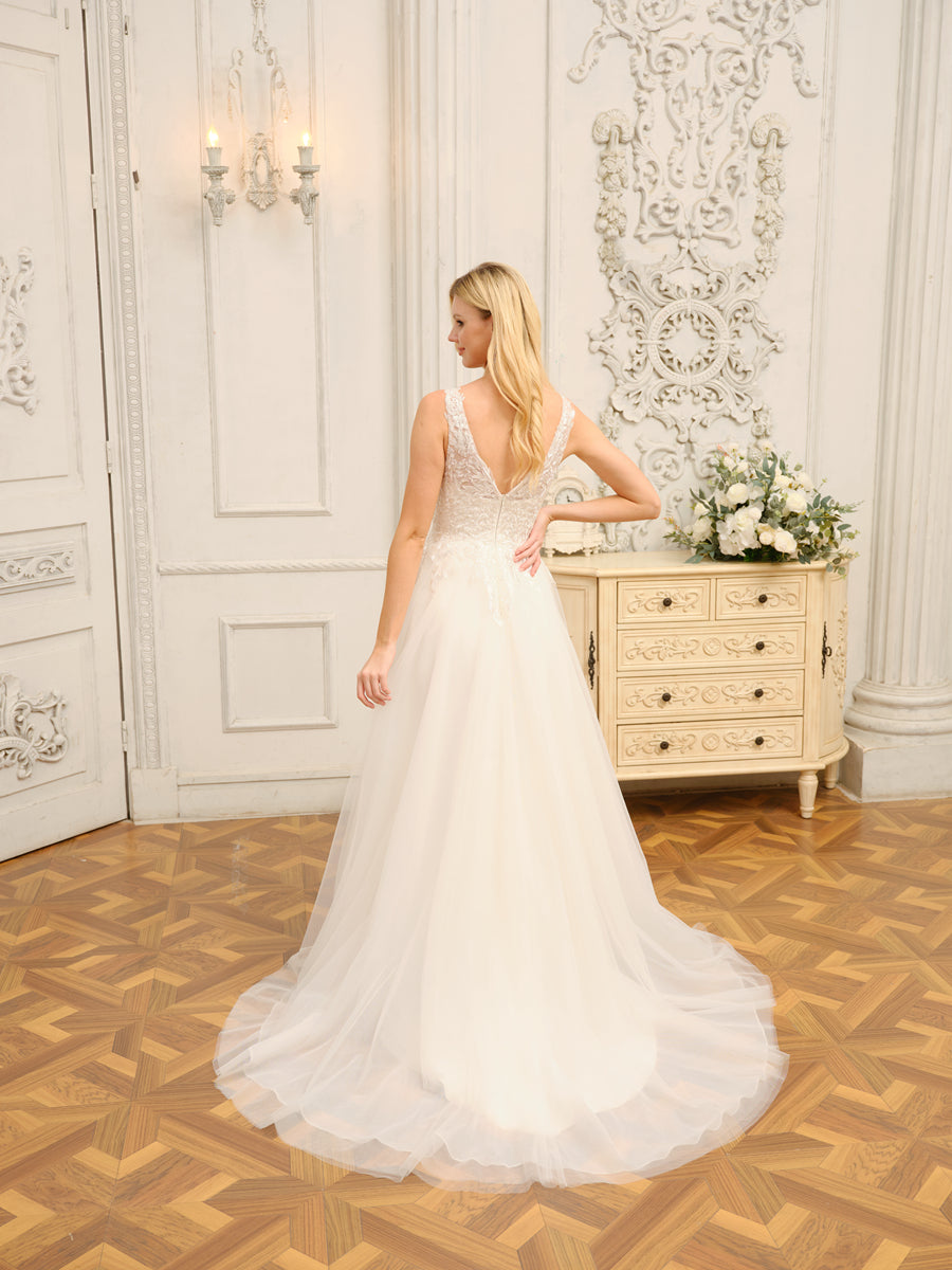 Weitese A-Line/Princess V-Neck Sleeveless Long Wedding Dresses With Appliques