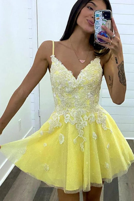 A-line Lace Appliques Short Homecoming Dress