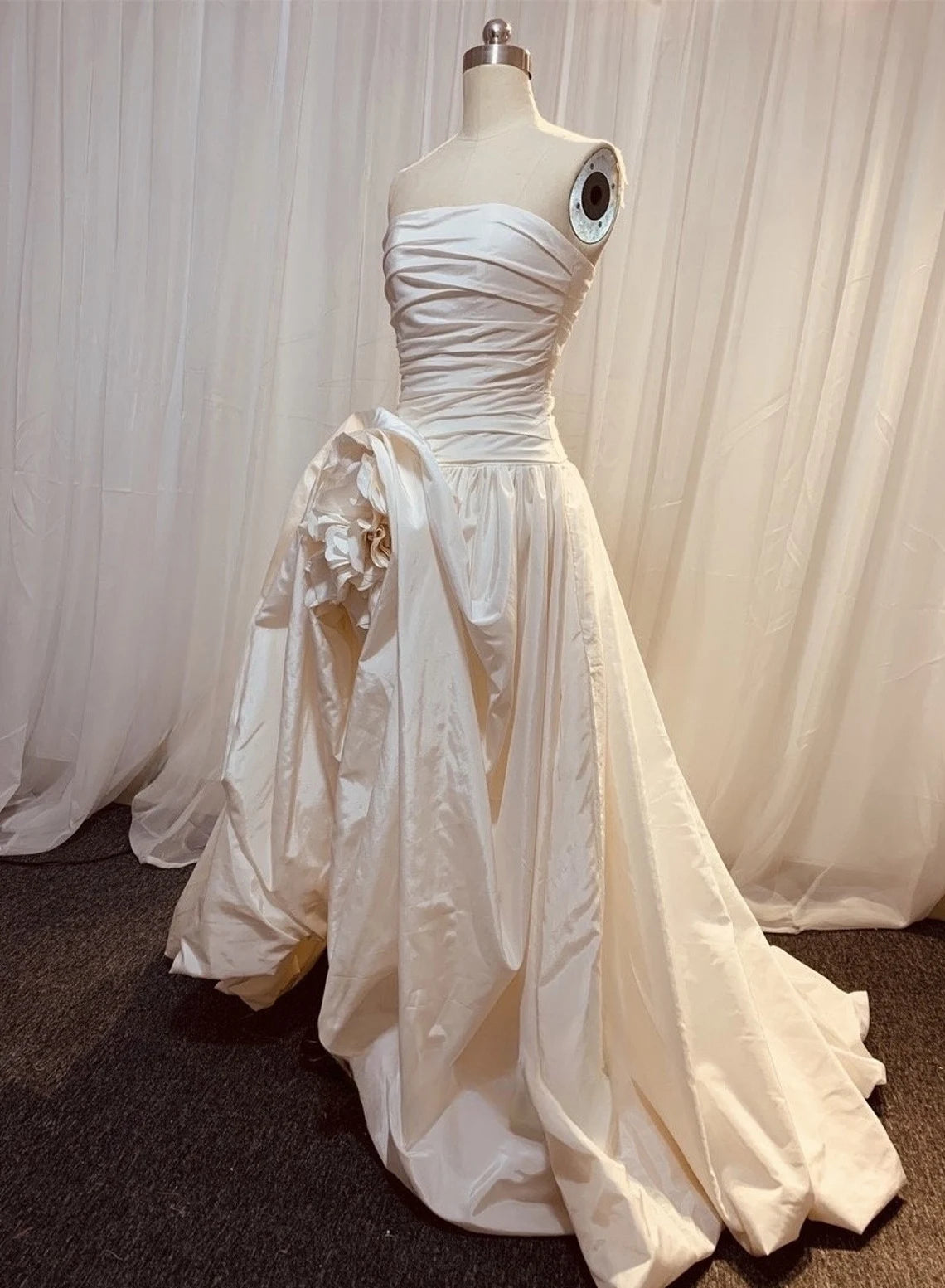 Off-the-Shoulder Unique High Low Satin Flower Shape Floor Length Wedding Bridal Dress Minimalist Simple Elegant Prom Party Gown