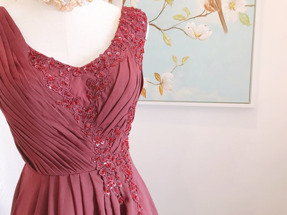 V Neck Burgundy Cowl Back Bridesmaid Dress With Lace Applique Sleeveless Elegant Chiffon Prom Evening Bridesmaid Dress With Slit