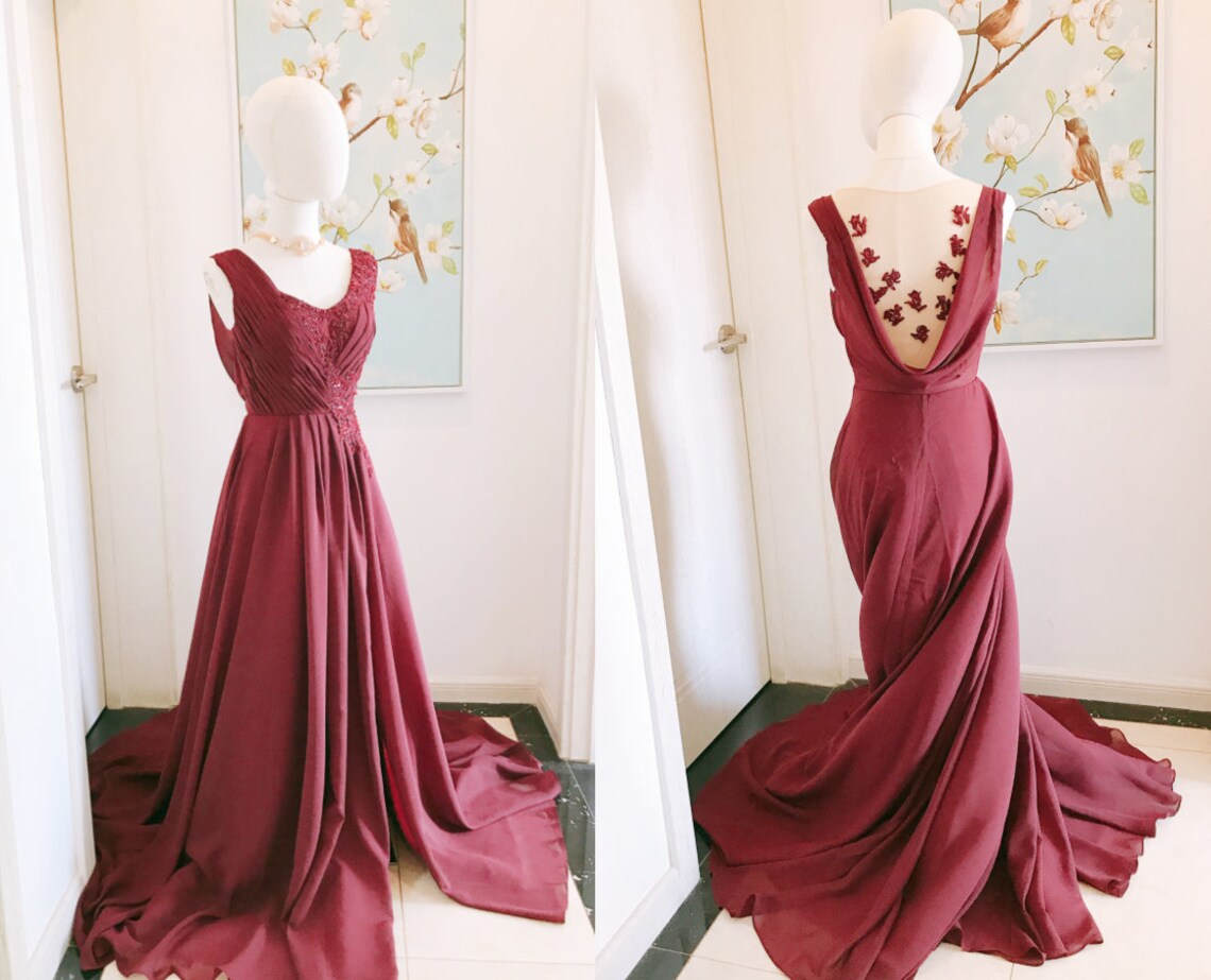 V Neck Burgundy Cowl Back Bridesmaid Dress With Lace Applique Sleeveless Elegant Chiffon Prom Evening Bridesmaid Dress With Slit