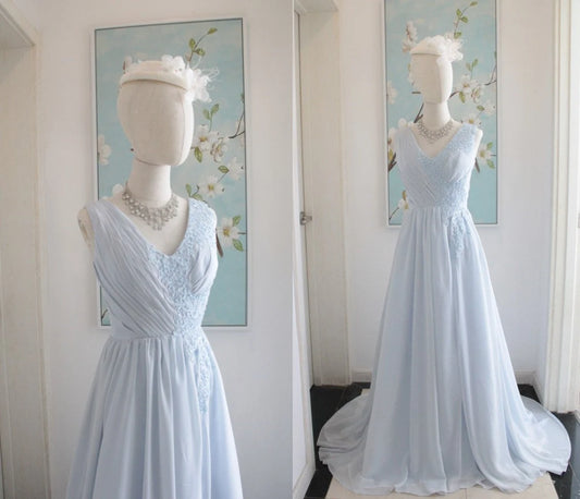 V Neck Dusty Blue Cowl Back Bridesmaid Dress With Lace Applique Sleeveless Elegant Chiffon Prom Evening Bridesmaid Dress With Slit