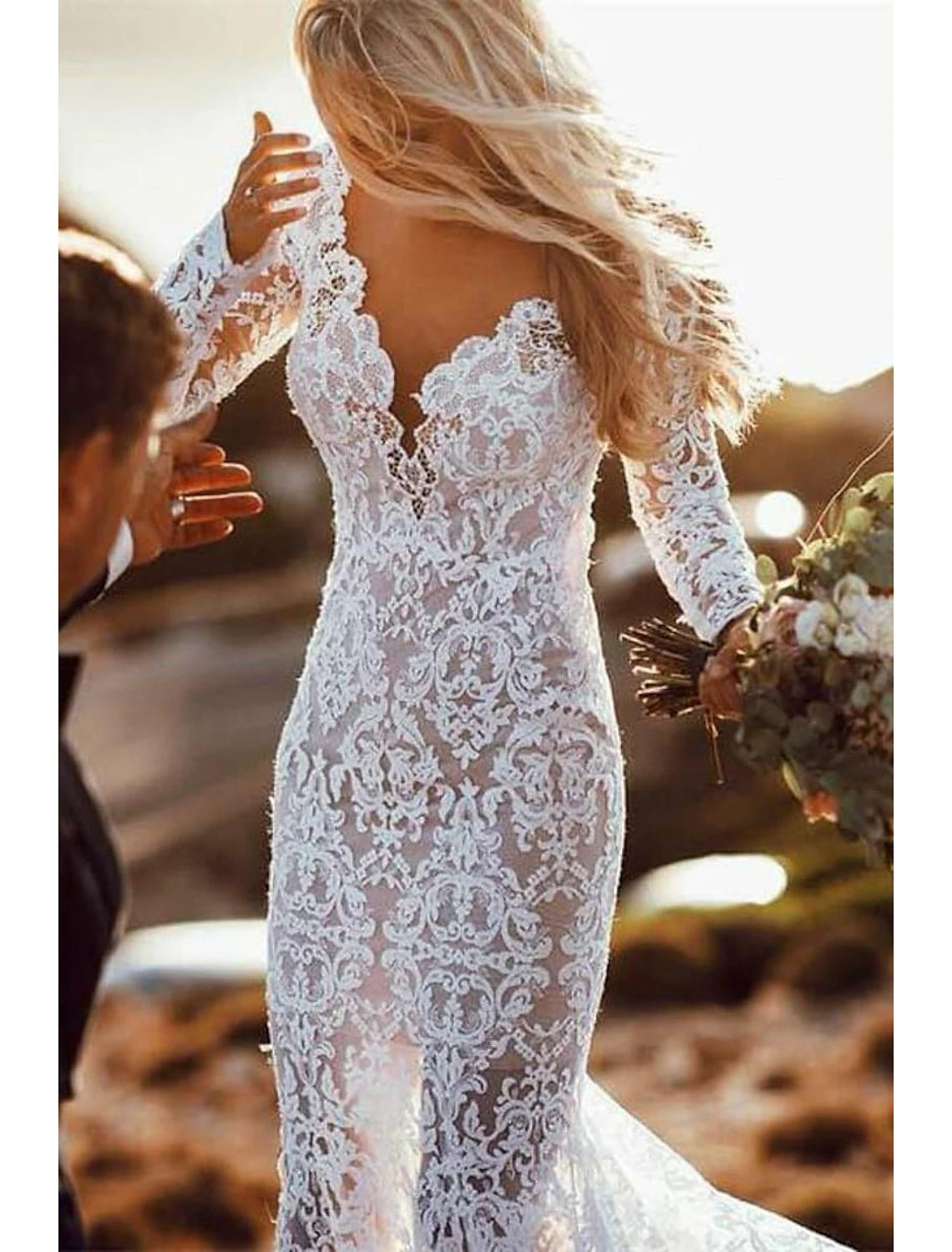 Weitese Beach Open Back Boho Wedding Dresses Mermaid / Trumpet V Neck Long Sleeve Court Train Lace Bridal Gowns With Appliques