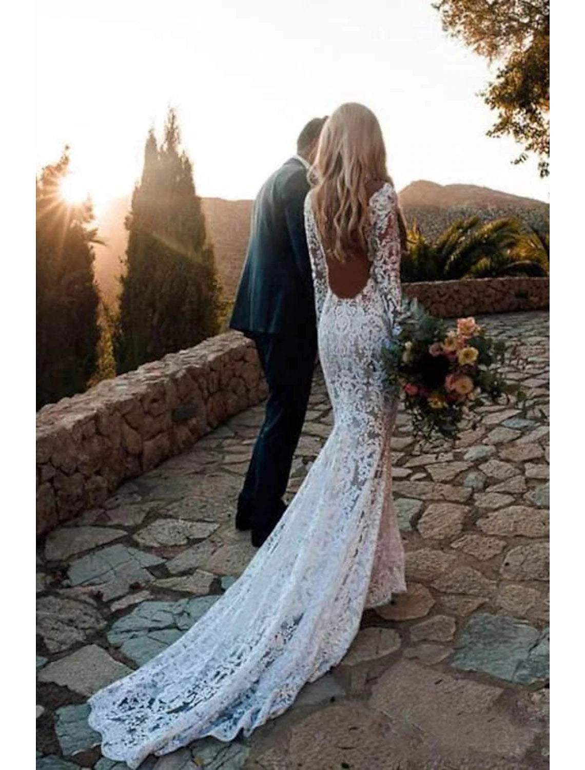 Weitese Beach Open Back Boho Wedding Dresses Mermaid / Trumpet V Neck Long Sleeve Court Train Lace Bridal Gowns With Appliques