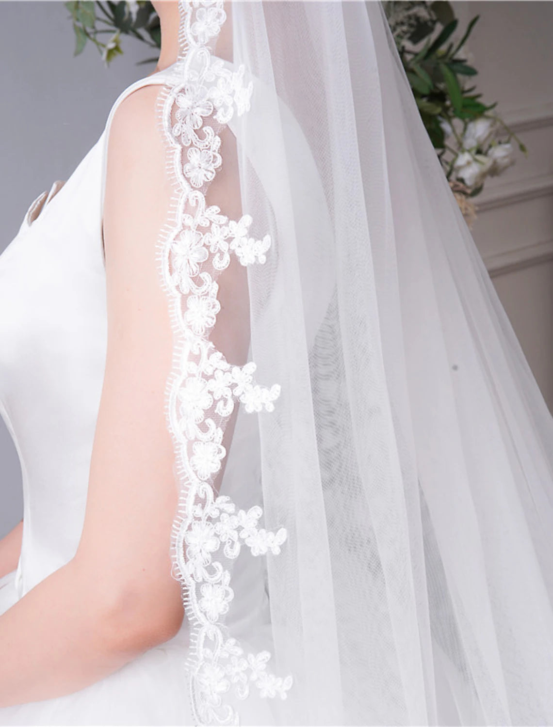 One-tier Lace Applique Edge / Lace Wedding Veil Cathedral Veils