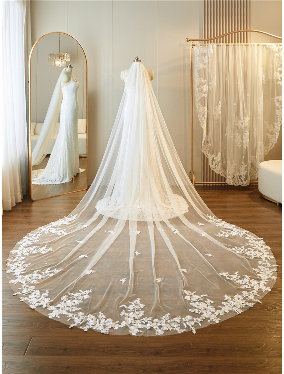 One-tier Lace Applique Edge / Lace Wedding Veil Cathedral Veils