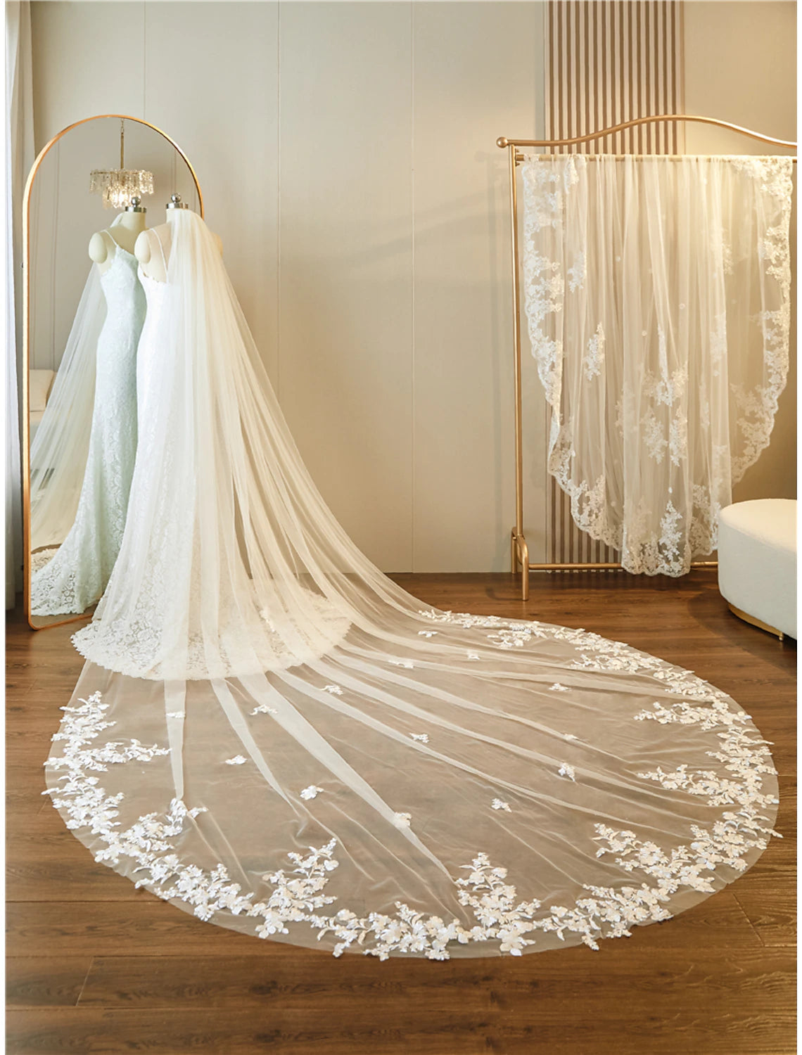 One-tier Lace Applique Edge / Lace Wedding Veil Cathedral Veils