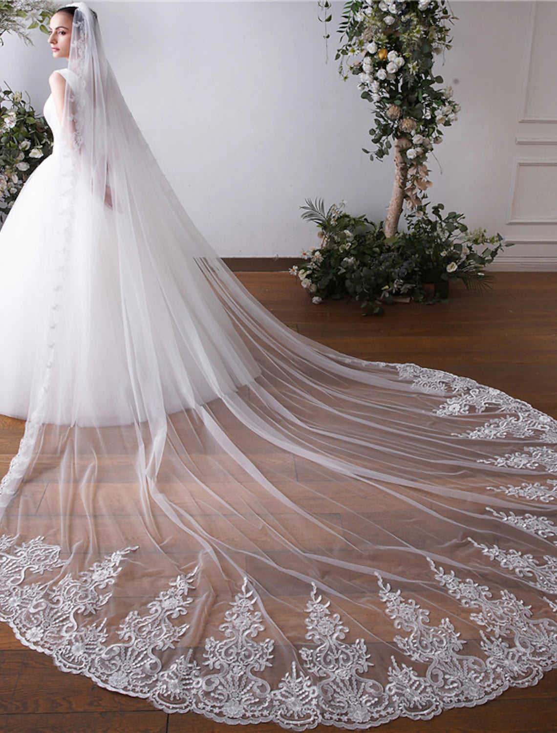 One-tier Lace Applique Edge / Lace Wedding Veil Cathedral Veils